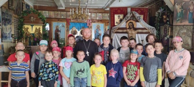Священник рассказал ребятам о празднике Святой Троицы